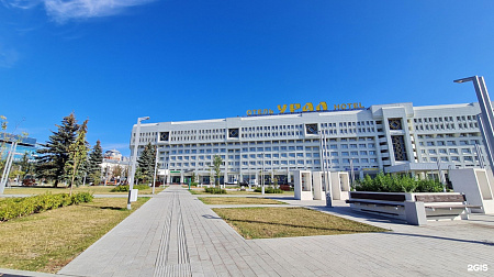 Сквер у гостиницы Урал Сквер у гостиницы Урал