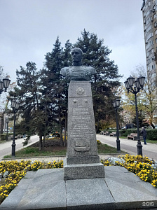 Памятник Д.Д. Лелюшенко
