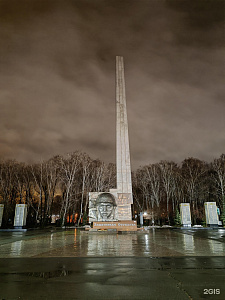 Памятник тракторозаводцам